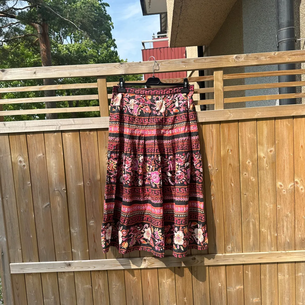 Säljer en otroligt vacker Odd Molly kjol i storlek 3 som motsvarar ungefär en storlek L. Mycket fint skick, jag kan inte hitta några synliga anmärkningar eller defekter.  Jag hade tänkt mig 500kr, nytt pris 350kr. Kjolar.