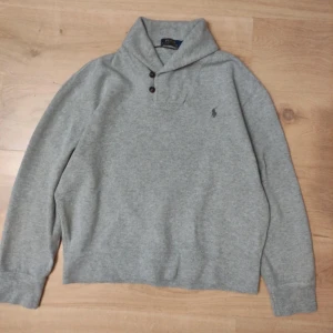Ralph lauren tröja - Tröja i bra skick, sjukt laidback och skön till sommarkvällarna. Bara att skriva vid intresse 