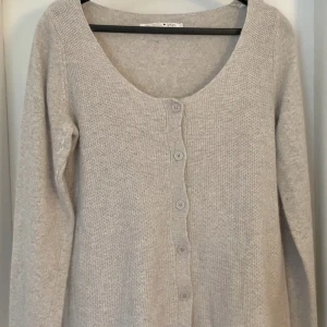 Stickad kofta - LÅNAD BILD! Använd 1 gång, hör av er vid funderingar🌸