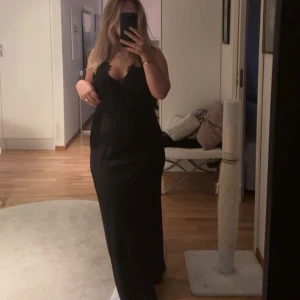 Spets klänning  - Lång satin klänning med spets både fram och bak, som ny.