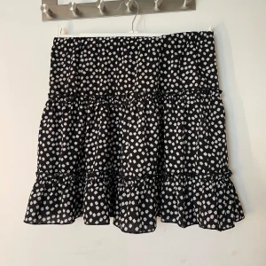 Kjol  - Svart superskön kjol i storlek s, nyskick 