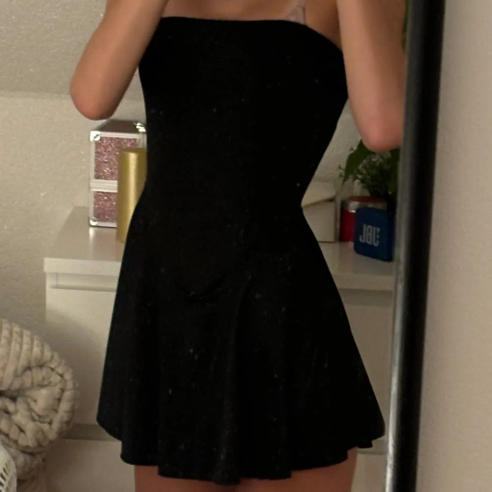 Jätte fin aldrig använd klänning utan band med inbyggda shorts. Klänningen är svart och elastisk😻. Klänningar.