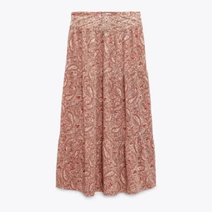 röd långkjol från zara - intressekoll på min fina röda maxikjol från zara! storlek XS och i mycket bra skick. den har små pärlor längs midjebandet. skriv för egna bilder eller frågor