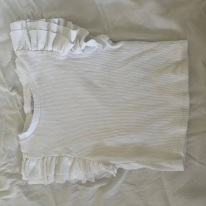 Topp med volang  - Säljer denna fina top från zara. Den är i bra skick och säljer då jag inte änvänder den längre. Kööppp❤️🥰
