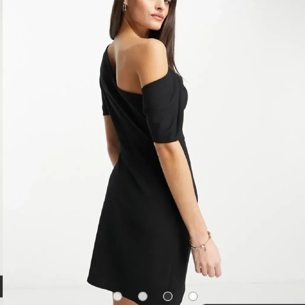 Säljer denna svarta snygga klänning från Asos i storlek 36, helt ny med prislapp kvar! Nypris 489kr. Klänningar.