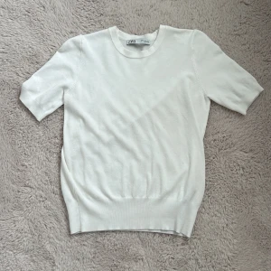 Zara tröja  - Stickad kortärmad tröja från zara, använd 1 gång