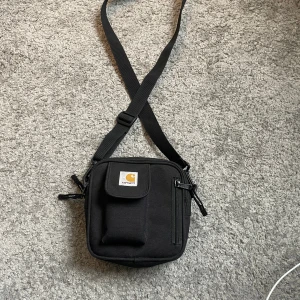 Carhartt WIP väska - Carhartt WIP axelremsväska i mycket bra skick. Om ni har frågor är det bara att kontakta mig.