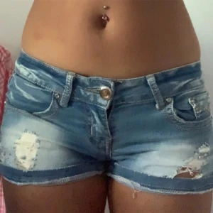 Snygga och unika jeansshorts - ⭐️LÅNADE BILDER⭐️ Säljer vidare dessa as snygga jeansshortsen pga att de tyvärr inte passade. Stretchigt och skönt jeansmaterial. Super bra skick förutom ett eller två par små hål i framfickorna, men inget som syns och fickorna funkar ändå väldigt bra.