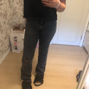 Bootcut jeans - Bootcut jeans, använda men inga skador. Hål på vänster ben. (Jag är 163)
