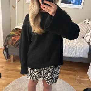 Kjol - Säljer min sebra kjol! Köpt för ganska längesen så tror inte den går att köpa i butik elle Råå nätter längre! Använd f fåtal gånger! Den är i super bra skick! Skriv om fler frågor/ bilder!🩷 Passar allt ifrån xs-M då den är väldigt stretchig i midjan🫶🏻