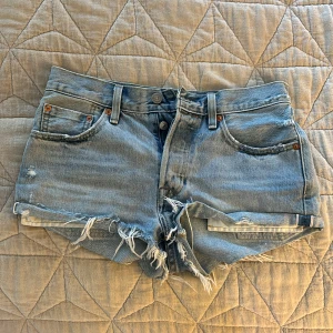 Jeansshorts  - Säljer så snygga jeansshorts från levi’s 501❤️‍🔥Köpta har på plick men va tyvärr för små💕Midjemått är cirka 37-38 cm och passar xs-s🥰