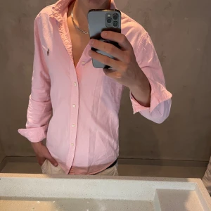 Ralph Lauren skjorta - Hej, säljer nu min fina Ralph Lauren skjorta storlek S slimfit. Den är i ny utan prislapp  (oanvänd) och kommer vara otroligt snygg i sommar. Nypris 1700kr! Vi kommer att sälja liknande produkter nu i sommar så glöm inte följa profilen!🌊🍾