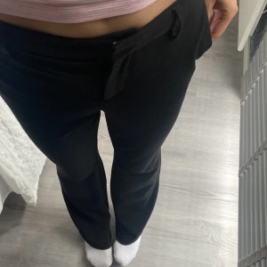 Kostym byxor - Säljer dessa kostym byxor från only i strl M och 32 i längd. Sälher för att dem är i fel storlek. Mycket Bra skick. Andvända fåtal gånger