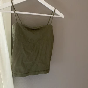 Linne - Linne från Ginatricot i storlek S. Bra skick! Det är dubbeltyg vid bysten. 