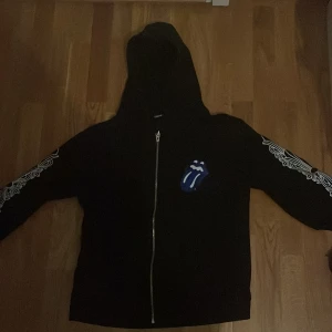 Chrome hearts zip up - Säljer en chrome hearts zip up i storlek S. Inte äkta! Den är i en bra kvalite finns inget fel med tröjan. Pris kan diskuteras. 