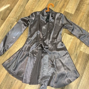 Omlottklänning  - Omlottklänning i st xs oanvänd med prislapp 