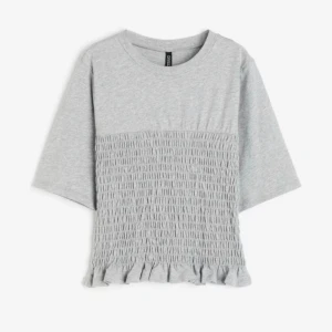 Smockad topp⭐️ - Smockad topp ifrån HM. Endast testad🥰 säljer för bra pris! Tryck gärna på köp nu.