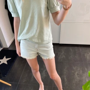 Shorts  - Ljusblå shorts i nyskick sitter i höjd med naveln