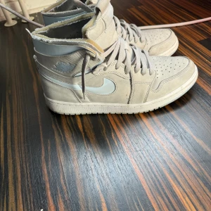 Jordan 1 high  - Använt fåtal gånger. Storlek 42,5 Som nya