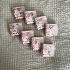 RICE SOAP - Ris tvål för håret. Alla 8 är Helt oöppnade, köptes för ca 2 månader sedan! Fungerar bra för hårväxt och stärker håret! Säljer dessa då jag råkade beställa 10 stycken, och dem håller väldigt länge! Jag köpte 10 för 524. Säljer alla 8 för 400/ 50kr st