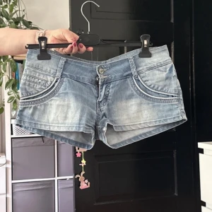 Low waist shorts - Jätte fina shorts i storlek 38 säljer pga dom är lite för stora på mig🩷Köparen står för frakten.