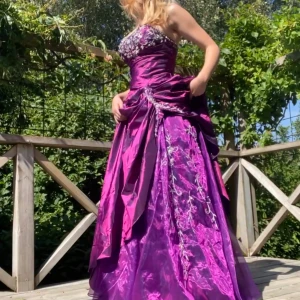 Balklänning  - Jättefin balklänning med snörning i ryggen! Passar både storlek S och M. Jag har storlek 34/36 så det är nog det minsta den passar till.   Det är en sak som är lite vass längst upp ovanför bysten, vid kanten. Man kan säkert klippa bort den.