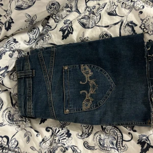 Jeanskjol  - Jättesnygg jeanskjol men snygga detaljer på fickorna💗