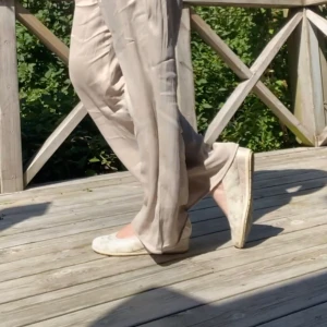 Skor - S. Oliver, storlek 38 (mer som 39), låg klack.  Krämvita med guld.   De är i bra skick då jag endast använt dem ett fåtal gånger. Jag säljer dem för att de är för stora för mig. Brukar ha storlek 38 på skor, 37 på klackar.