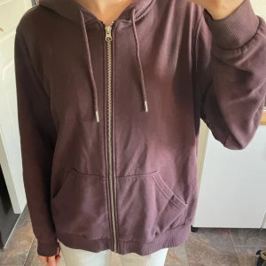 Brun kofta - Brun zip-up/ kofta från hm Bra skick 