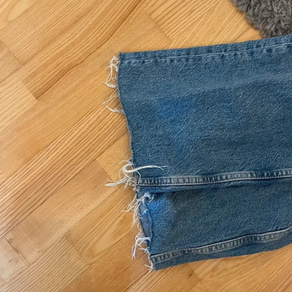 Lågmidjade jeans ifrån Gina tricot, storlek 40 men sitter snyggt baggy på mig som vanligtvis har 36. Avklippta i benen, passar mig som är 168 cm. Jeans & Byxor.