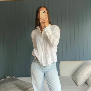 Vit linneskjorta  - Vit linneskjorta från Gina Tricot Premium quality, stl: 34. Modellen är något längre i ryggen 