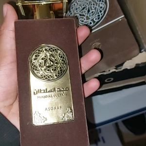 Majd al sultan brown - Om du letar äfter en stark arabisk doft som du kmr få folk att undra vem som har så parfym och kolla på dig är dennna parfym just för dig[ helt nytt