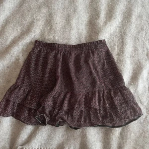 Volangkjol - Super gullig volangkjol som inte kommer till användning. Storlek 158-164 men passar mig som bär allt från xs till m och är 170. 