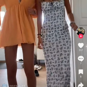 Långklänning  - Jätte jättefin långklänning! Perfekt nu t sommaren☺️☺️🌸säljer då den inte kommer till användning längre, storlek S☺️skriv om du vill ha bättre bilder 