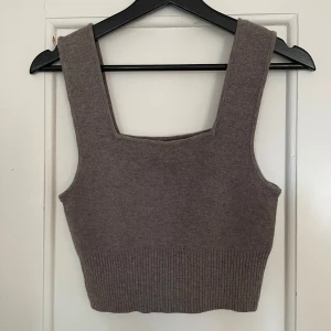 Söt topp från H&M i ullmix - Söt topp i ullmix från H&M Stl M, stretchig så funkar säkert för en L också. Endast använd 1 gång, hittar inget att anmärka på. Färg: Greige (mix mellan grå och beige)