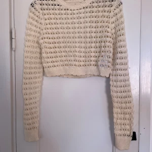 Virkad tröja från Gina Tricot  - Cremefärgad virkad tröja från Gina Tricot med öppen rygg Kortare passform Stl S, tts