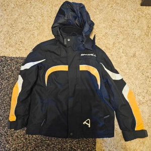 Fin märke jackan stl 130 står för frakten  - Fin märker jackan. Man kan ha till hösten. Stl 130. Nästa ny. Passar till alla Skicka alltid bild innan skickas iväg Står för frakten 