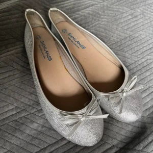 Silvriga ballerinaskor - Söta ballerinaskor, väldigt bekväma💕💕