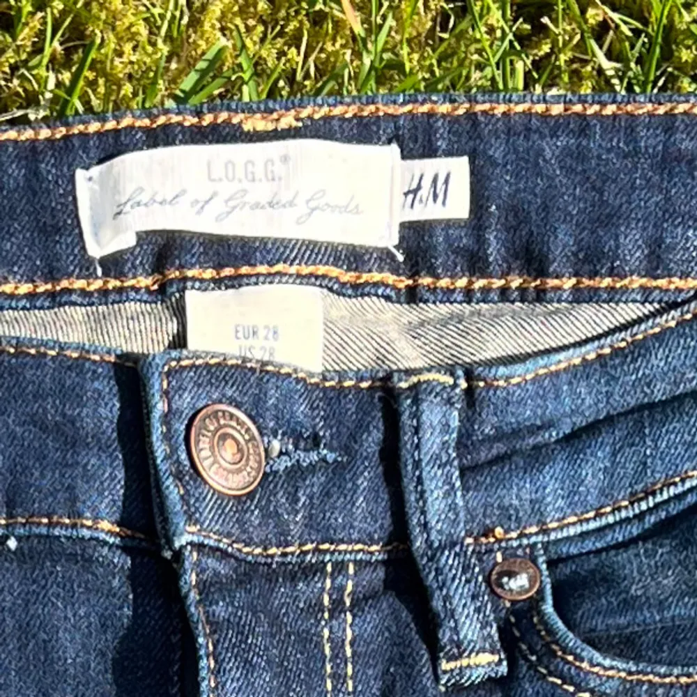 Jeans shorts i mörk tvätt, knappt använda, slutar mitten av låret och är lågmidjade. Shorts.