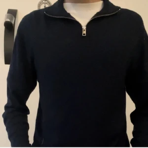 Helt ny half zip - En halfzip med 10/10 skick från jack and jones köpt för2 veckor sen för 550kr och endast använd några gånger och en tvätt, Passar perfekt under varma sommardagar och kvällar och den är riktigt stilig och passar alla klädstiler. Tveka inte att fråga😁 