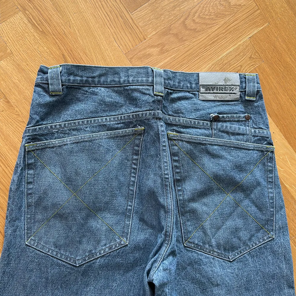 Baggy jeans av AVIREX, brodering på ena fickan, bra skick. Jeans & Byxor.