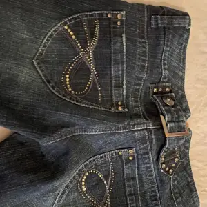 Sååå snygga lågmidjade vintage jeans, köpta på Plick men kommer tyvärr inte till användning ❤️