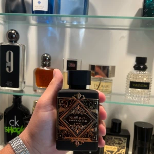 Parfym, lattafa oud for glory, polo blue, Versace blue jeans - Säljer lite parfymer som jag inte använder mig utav.   Lattafa Oud for Glory, nästan helt oanvänd 350 kr   Versace blue jeans, nästan helt oanvänd 175  Polo big ponny blue - 200 kr   Packet pris 