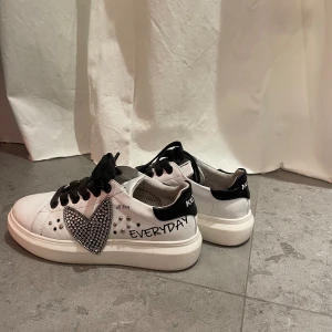 Fina skor - Jag säljer nu mina jätte fina skor då dom tyvärr ej kommer till användning,dom han användas en gång och är jätte bekväma och super fina ,hör av er vid intresse ❤️