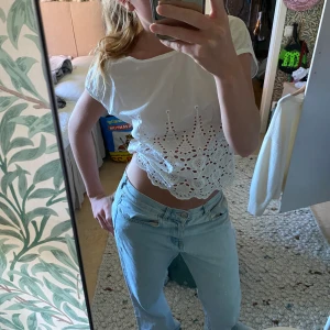 Fin topp/blus/t-shirt - Super fin tröja med lite spets vid midjan och en super cool öppning och snörning vid ryggen💕😊