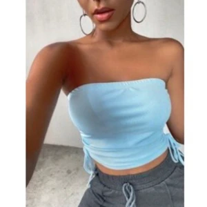 Blå topp - Baby blå topp utan band, snörning på sidorna. 🩵 använd 1 gång, nyskick! Är i storlek L men passar M också!