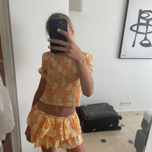 Topp  - Säljer den sötaste toppen som är så fin nu på sommaren!!! Nyskick, använd 1 gång 