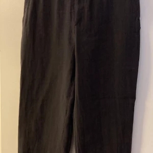 Byxor från H&m  - Mer dressad sommar byxa  från H&m. Strl 40 ( mer som en 38) hög i midjan, fickor bak och på sidorna. Aldrig använda. Köparen står för frakt
