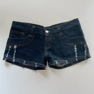 Jeansshorts - Mörkblå lågmidjade jeans shorts. Midjemått: 76 cm, 38 rakt över. Finns inga bilder på då de är för små 💓