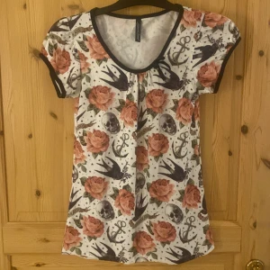 Jättefin t-shirt från Liqourbrand  - Säljer min Liqourbrand t-shirt då den inte kommer till användning. Det är inga fläckar eller skador på t-shirten, den är som ny😊💕